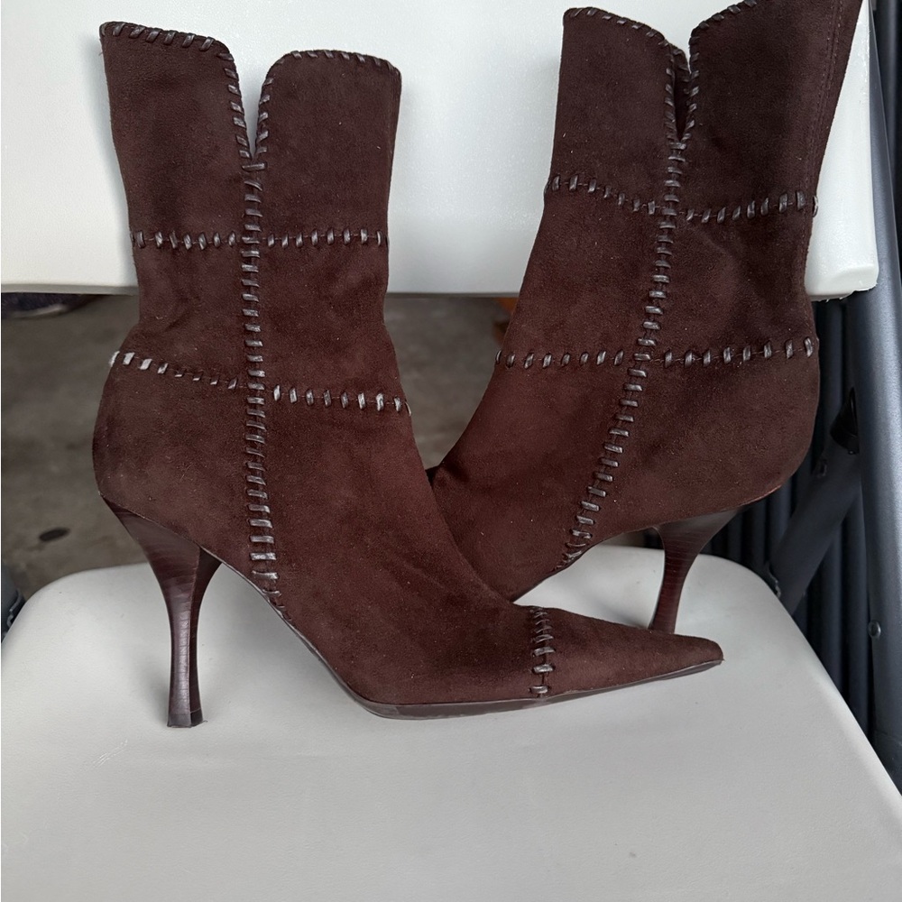 BCBG Brown SUEDE Ankle BOOTS Stretch HEELS Side SLITS Mahogany size 10
